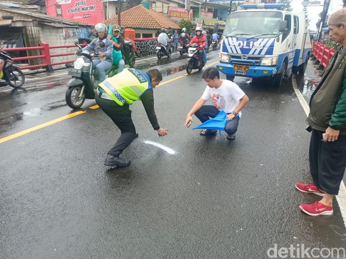 Lokasi kecelakaan minibus tabrak mobil dan motor di Puncak Bogor, 7 Desember 2024. (Rizky Adha Mahendra/detikcom)