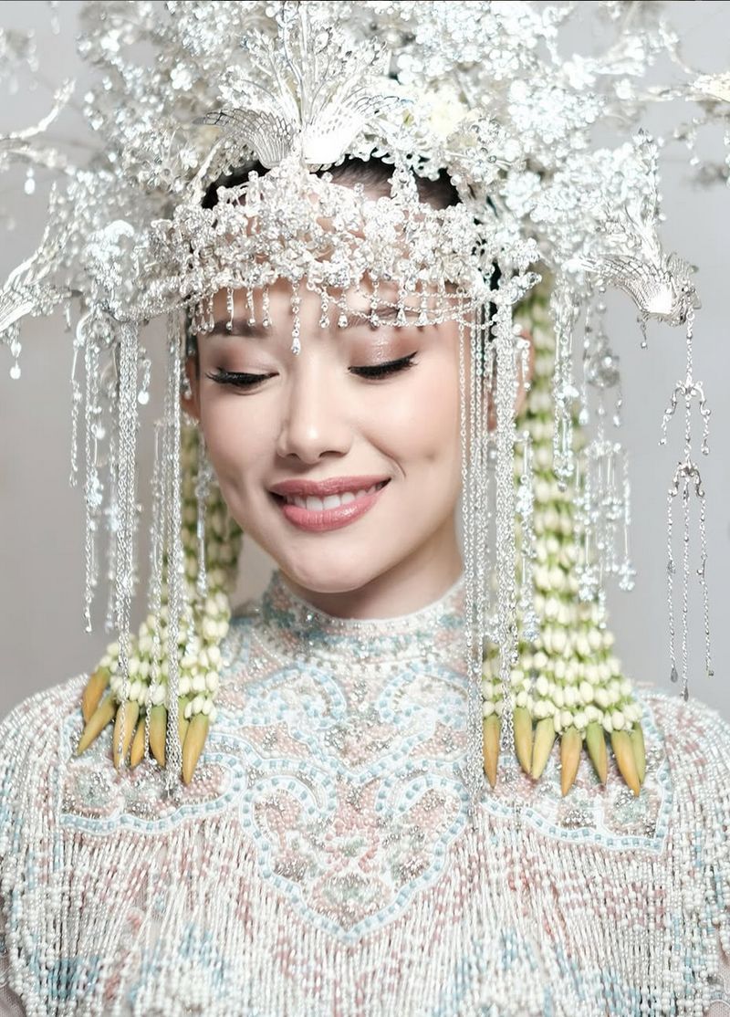 Makeup Pengantin Athina Papadimitriou pakai brand kosmetik lokal.