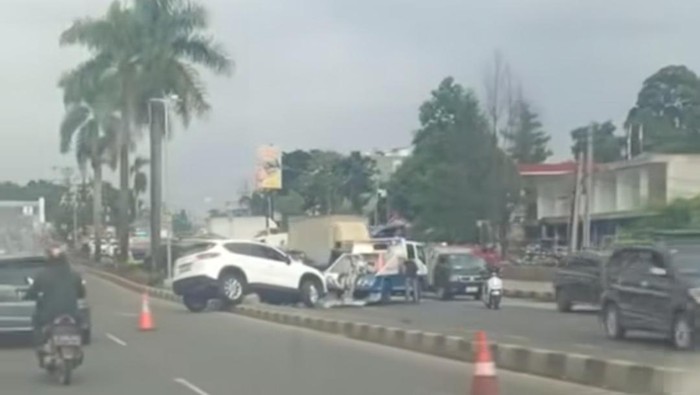 Mobil tabrak pembatas jalan di Sentul, Bogor karena sopir tak konsentrasi.
