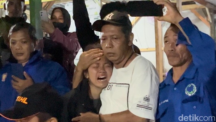 Mutiara menangis histeris saat jasad Cika yang mendaki bersamanya ditemukan