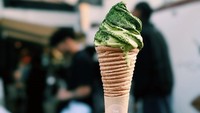 Saat ke Tokyo, Natasha juga tak melewatkan untuk menikmati matcha. Ia membeli satu cone es krim matcha dari The Matcha Tokyo yang populer nikmatnya. Foto: Instagram @natashariskynew