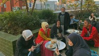 Ini momen Natasha bersama para kerabat ketika di Jepang. Mereka membagikan momen saat sedang menikmati kopi dan kue. Foto: Instagram @natashariskynew