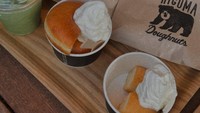 Kafe bernama Higuma juga sempat dikunjungi oleh Natasha ketika di Jepang. Ia membeli donatnya yang populer disajikan bersama soft serve ice cream. Foto: Instagram @natashariskynew
