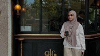 Ini juga momen lain dari Natasha Rizky ketika berada di kafe. Ia tampak berpose cantik sambil menggenggam segelas kopi panas. Foto: Instagram @natashariskynew