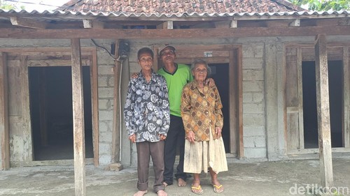 Ngatimin alias Ninir (64) dan Satinem alias Sonter (89), saat di rumahnya Kecamatan Giritontro, Wonogiri.
