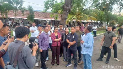 Wamenpar Ni Luh Puspa saat meninjau Pantai Lovina, Sabtu (7/12/2024). (Made Wijaya Kusuma/detikBali)