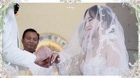 Vior terlihat sesenggukan dan mengucap janji nikah dengan sedikit terbata-bata. Hingga pada akhirnya ia dapat menyelesaikan janji nikahnya di hadapan Romo. Foto: dok. Channel YouTube Vior