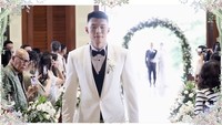 Vincent Rivaldi Kosasih berjalan menuju altar pernikahan. Pebasket itu memakai jas berwarna putih. Foto: dok. Channel YouTube Vior