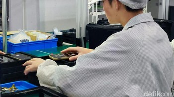 Bagian berikutnya dari pabrik ini adalah perakitan ponsel. Banyak mesin dikerahkan untuk membuat ponsel, yang bekerja cepat dan tepat untuk menggabungkan bagian-bagian ponsel tersebut. Foto: Fyk/detikinet