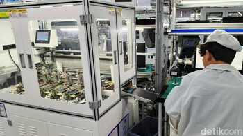 Pembuatan smartphone Tecno sendiri cukup rumit dan melibatkan beberapa tahap. Pertama adalah pembuatan komponen seperti motherboard ponsel. Di tahap ini, semua komponen diuji kualitasnya apakah sudah layak atau sesuai standar yang ditetapkan. Foto: Fyk/detikinet