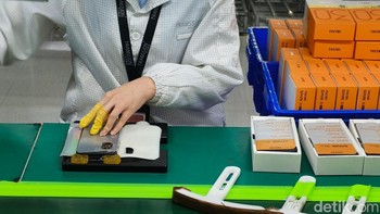 Ponsel itu diberi label, ditaruh ke dalam kemasan, dan kemudian dibungkus plastik hingga siap dikirimkan ke pasar untuk dijual. Foto: Fyk/detikinet