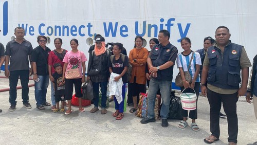 Para PMI asal NTT yang dicekal di Nunukan, Kalimantan Utara, tiba di Pelabuhan Tenau Kupang, NTT, Sabtu (7/12/2024). (Foto: Dok. BP3MI NTT)