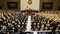 Majelis Nasional, yang dimotori oposisi, kemudian sepakat memakzulkan Yoon pada 14 Desember 2024. Proses pemakzulan Yoon dibawa ke Mahkamah Konstitusi untuk mendapat pengesahan. (Foto: AFP/JEON HEON-KYUN)