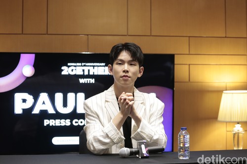 Paul Kim hadir sebagai bintang tamu acara perayaan ulang tahun ke-2 KOREA 360 di Lotte Mall, Jakarta Selatan, pada Jumat (6/12/2024).