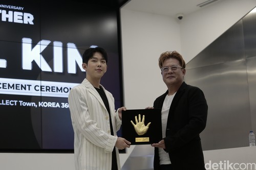 Paul Kim hadir sebagai bintang tamu acara perayaan ulang tahun ke-2 KOREA 360 di Lotte Mall, Jakarta Selatan, pada Jumat (6/12/2024).