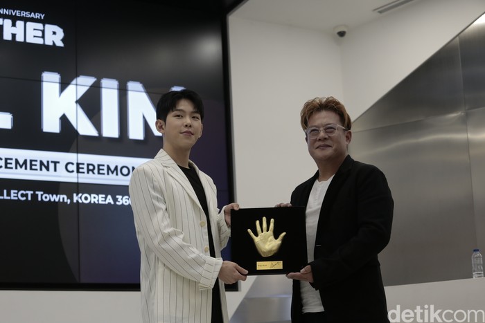 Paul Kim hadir sebagai bintang tamu acara perayaan ulang tahun ke-2 KOREA 360 di Lotte Mall, Jakarta Selatan, pada Jumat (6/12/2024).