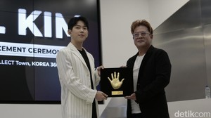 Paul Kim bersama Kim Young Soo, Regional Director KOCCA Indonesia, saat peletakan handprinting di COLLECT TOWN KOREA 360.
