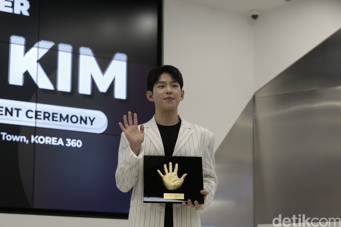 Paul Kim hadir sebagai bintang tamu acara perayaan ulang tahun ke-2 KOREA 360 di Lotte Mall, Jakarta Selatan, pada Jumat (6/12/2024).