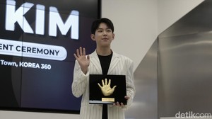 Bintang kelahiran 11 Februari 1988 itu jadi artis Korea selanjutnya yang menambah koleksi handprinting di COLLECT TOWN KOREA 360.