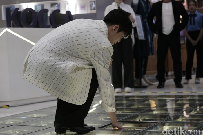Paul Kim hadir sebagai bintang tamu acara perayaan ulang tahun ke-2 KOREA 360 di Lotte Mall, Jakarta Selatan, pada Jumat (6/12/2024).