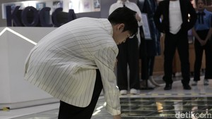 Momen Paul Kim meletakkan handprinting-nya di lantai COLLECT TOWN KOREA 360.