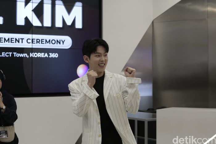 Paul Kim hadir sebagai bintang tamu acara perayaan ulang tahun ke-2 KOREA 360 di Lotte Mall, Jakarta Selatan, pada Jumat (6/12/2024).