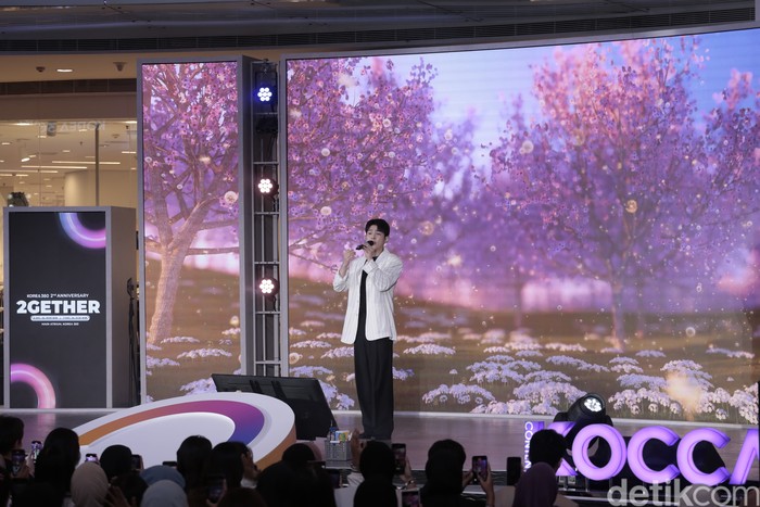 Paul Kim hadir sebagai bintang tamu acara perayaan ulang tahun ke-2 KOREA 360 di Lotte Mall, Jakarta Selatan, pada Jumat (6/12/2024).