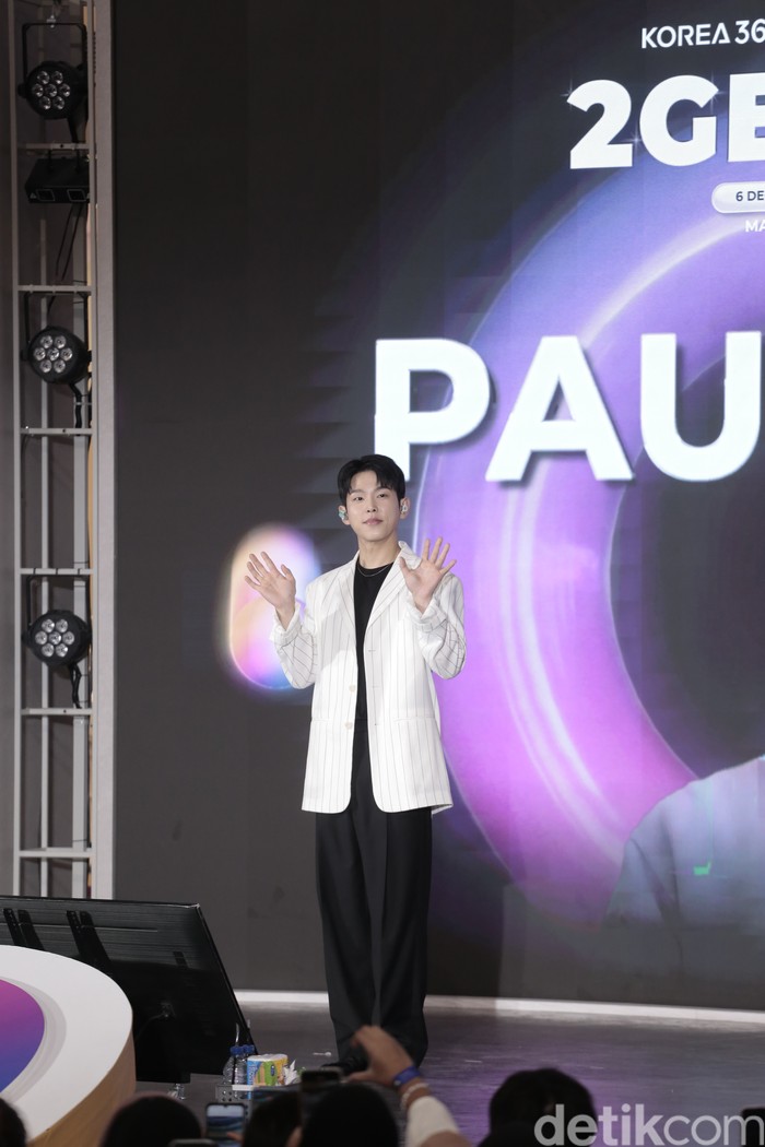 Paul Kim hadir sebagai bintang tamu acara perayaan ulang tahun ke-2 KOREA 360 di Lotte Mall, Jakarta Selatan, pada Jumat (6/12/2024).