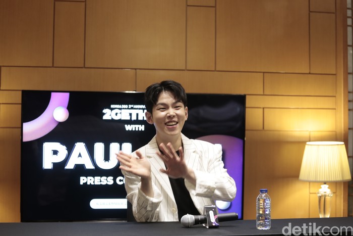 Paul Kim hadir sebagai bintang tamu acara perayaan ulang tahun ke-2 KOREA 360 di Lotte Mall, Jakarta Selatan, pada Jumat (6/12/2024).