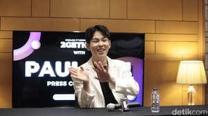 Paul Kim dikenal sebagai solois dan pengisi OST drama Korea termasuk Hotel del Luna yang populer. Buat drakor itu dia menyanyikan lagu So Long.
