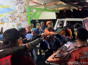Video: Momen Evakuasi Gadis Pendaki Gunung Bekel yang Tewas Terseret Arus