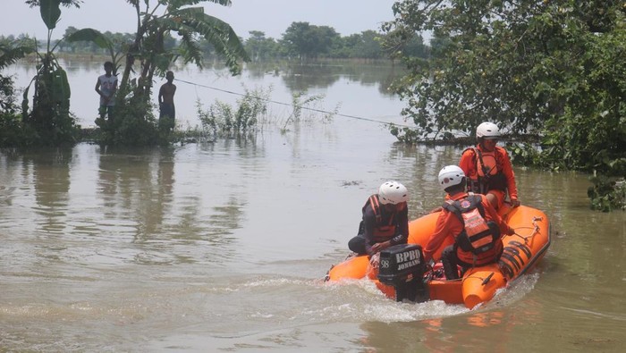 Pencarian korban yang terseret arus Avur Watudakon, Jombang
