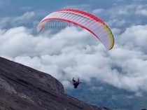 Viral WNA Pakai Paralayang Turun dari Puncak Gunung Agung