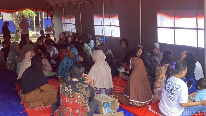 Pengungsian korban bencana alam di Sukabumi