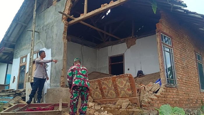 Petugas mengecek rumah rusak dampak gempa bumi M 4.2 Garut