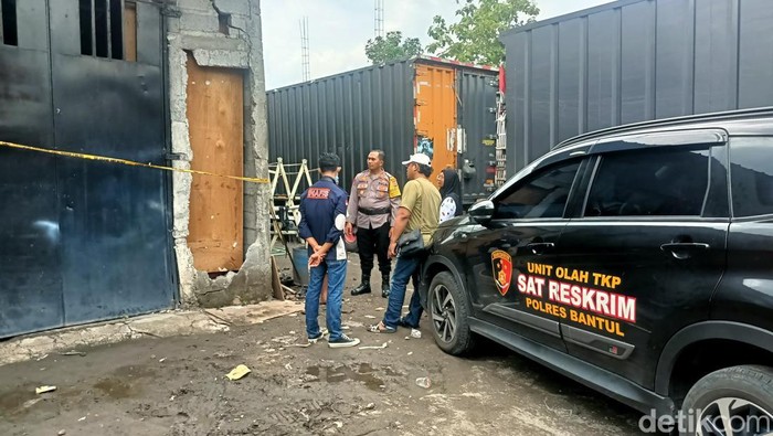 Petugas saat mendatangi lokasi wanita yang meninggal dunia di dalam gudang ekspedisi, Pacar, Brajan, Wonokromo, Pleret, Bantul.