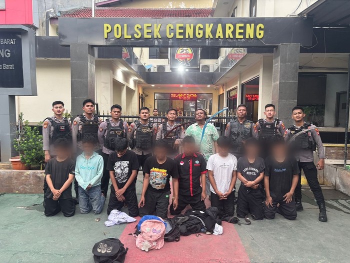 Polisi amankan delapan pelajar diduga hendak tawuran. (Dok Polres Jakbar)