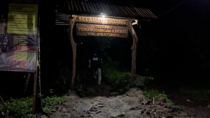 Pos registrasi pendakian di Jolotundo, Trawas, Mojokerto