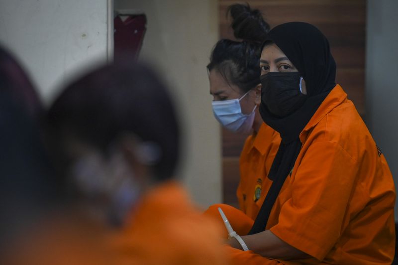 Petugas menggiring tersangka saat konferensi pers kasus praktik kecantikan ilegal di Polda Metro Jaya, Jakarta, Jumat (6/12/2024). Subdit Renakta Ditreskrimum Polda Metro Jaya berhasil membongkar praktik klinik kecantikan ilegal dan produksi alat kesehatan tidak sesuai standar serta menangkap dua tersangka yang menawarkan layanan penghilang bopeng wajah menggunakan alat bernama GTS Roller. ANTARA FOTO/Muhammad Ramdan/nym.