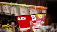 Pleno rekapitulasi dihadiri saksi dari pasangan calon gubernur-wakil gubernur Jakarta, yaitu Ridwan Kamil-Suswono, Dharma Pongrekun-Kun Wardana, dan Pramono Anung-Rano Karno.