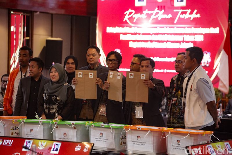 Ketua KPU DKI Wahyu Dinata memimpin langsung rapat pleno terbuka rekapitulasi suara Pilgub Daerah Khusus Jakarta di Hotel Sari Pacific, Jakarta, Sabtu (7/12/2024). Rekapitulasi berlangsung hingga hari Senin (9/12).
