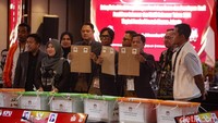 KPU membacakan hasil rekapitulasi satu per satu di tingkat kotamadya/kabupaten.