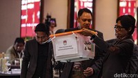 Petugas KPU Kabupaten Kepulauan Seribu membuka segel kontainer.