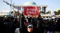Presiden Korea Selatan tersebut menjelaskan bahwa ia memberlakukan darurat militer karena merasa putus asa, namun segera mencabut keputusan tersebut setelah mendapat tentangan dari Majelis Nasional. (REUTERS/Kim Hong-Ji)