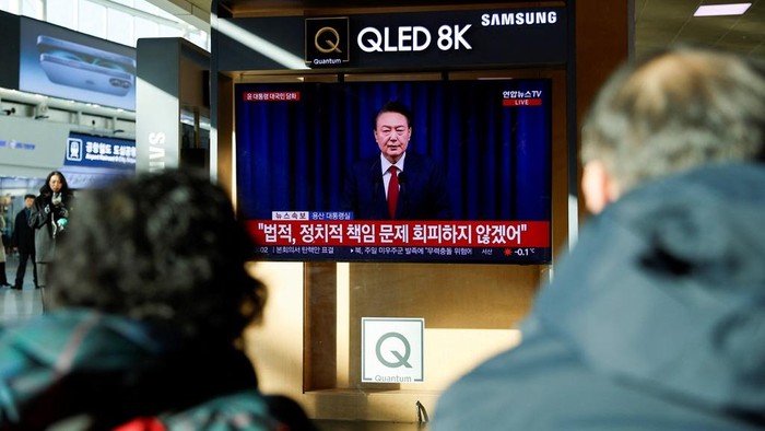 Presiden Korsel Minta Maaf soal Kontroversi Darurat Militer People watch the live broadcasting of South Korean President Yoon Suk Yeol delivering an address to the nation, at a railway station in Seoul, South Korea, December 7, 2024. REUTERS/Kim Soo-hyeon