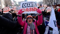 Dalam pidato singkatnya, Yoon memohon maaf kepada masyarakat yang terkejut dan menjanjikan tidak akan mengulangi langkah yang sama di masa depan. (REUTERS/Kim Soo-hyeon)