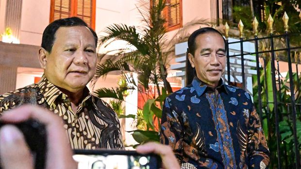 Presiden Prabowo Subianto bertemu dengan Presiden ke-7 Republik Indonesia Joko Widodo di kediamannya di Kertanegara, Jakarta, pada Jumat, 6 Desember 2024. Pertemuan keduanya dengan agenda makan malam bersama digelar dalam suasana santai dan penuh keakraban. (Dok: Biro Pers, Media, dan Informasi Sekretariat Presiden)