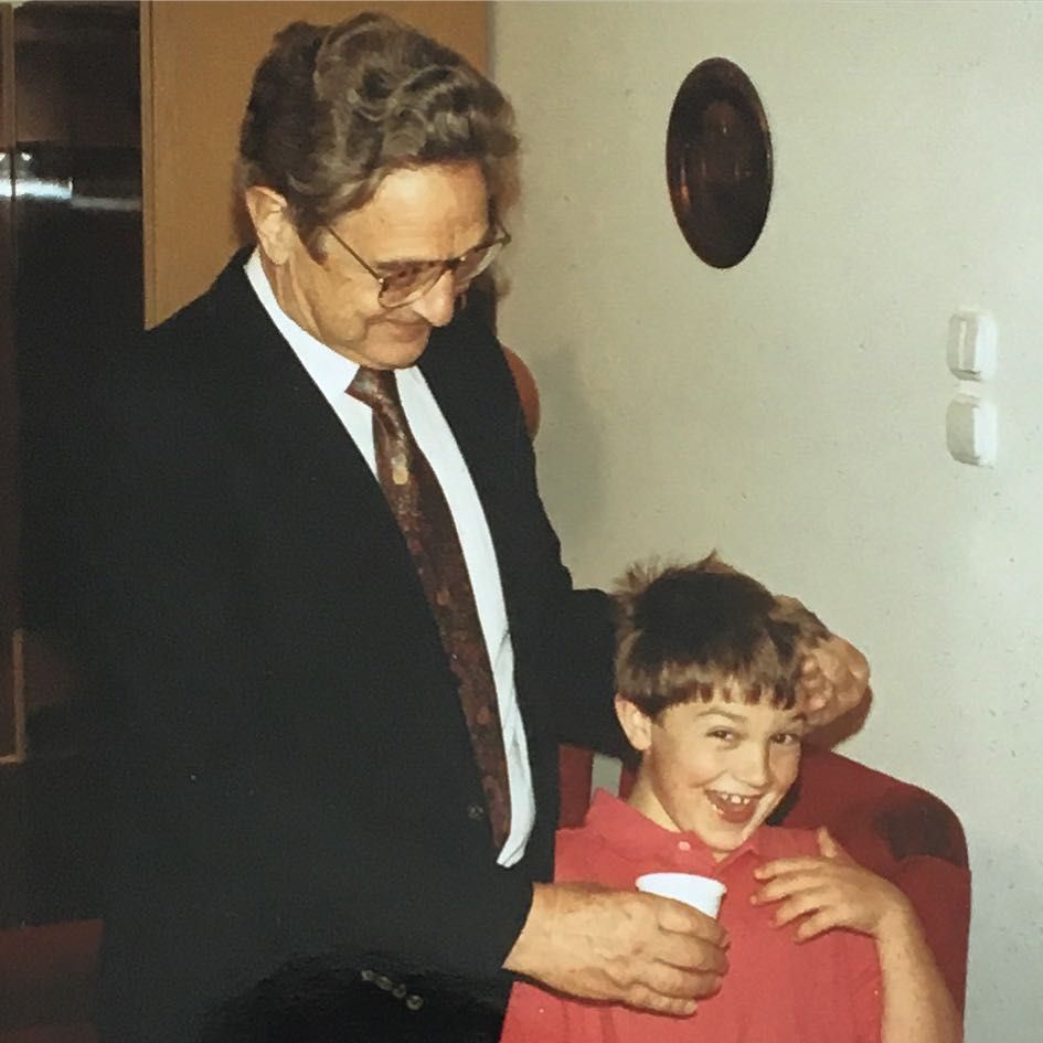 Profil George Soros dan anaknya. (Tangkapan layar instagram @alexsoros)