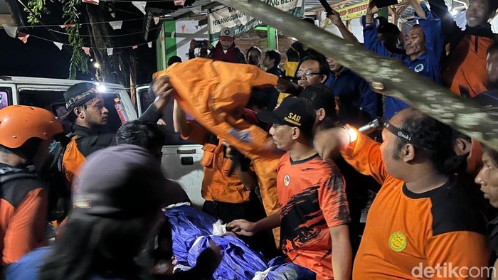 Proses evakuasi jasad Cika, pendaki yang terseret arus di Gunung Bekel Mojokerto