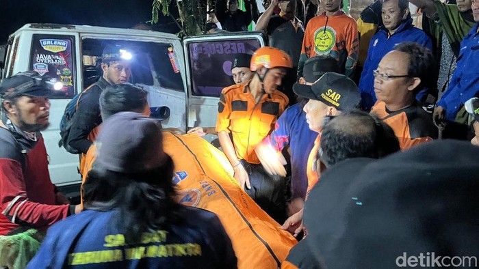Proses evakuasi jasad Cika, pendaki yang terseret arus di Gunung Bekel Mojokerto